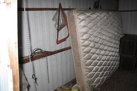 Bên trong nhà tù của "nô lệ tình dục" Mỹ - 19