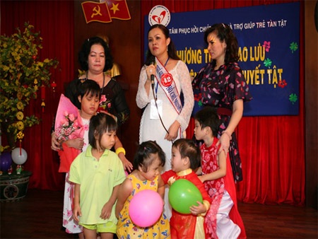 Thí sinh Hoa hậu quý bà Đẹp xin nhận con nuôi… - 4 Thí sinh Hoa hậu quý bà Đẹp xin nhận con nuôi… - 4