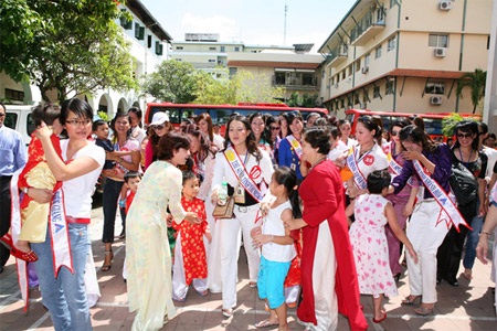 Thí sinh Hoa hậu quý bà Đẹp xin nhận con nuôi… - 2 Thí sinh Hoa hậu quý bà Đẹp xin nhận con nuôi… - 2