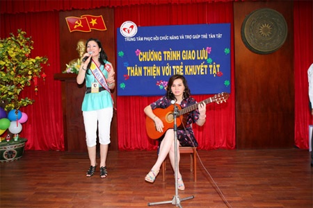 Thí sinh Hoa hậu quý bà Đẹp xin nhận con nuôi… - 8 Thí sinh Hoa hậu quý bà Đẹp xin nhận con nuôi… - 8