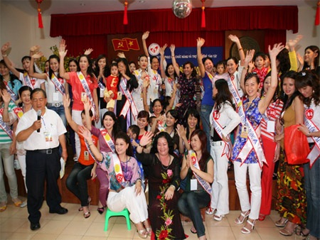 Thí sinh Hoa hậu quý bà Đẹp xin nhận con nuôi… - 7 Thí sinh Hoa hậu quý bà Đẹp xin nhận con nuôi… - 7