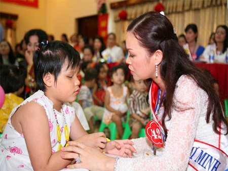 Thí sinh Hoa hậu quý bà Đẹp xin nhận con nuôi… - 5 Thí sinh Hoa hậu quý bà Đẹp xin nhận con nuôi… - 5