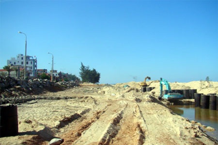 Di dời an toàn quả bom trên bãi biển - 1 Di dời an toàn quả bom trên bãi biển - 1