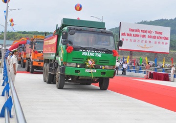 Khánh thành cầu “kinh tế” Việt - Trung - 1