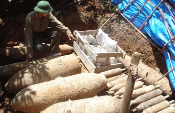 Phát hiện 17 quả bom lớn cùng hàng trăm bom bi - 1