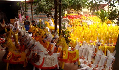 Đại gia Hà Nội “đốt” 400 triệu đồng 1 đêm cúng... Hà Bá - 3 Đại gia Hà Nội “đốt” 400 triệu đồng 1 đêm cúng... Hà Bá - 3