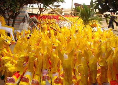 Đại gia Hà Nội “đốt” 400 triệu đồng 1 đêm cúng... Hà Bá - 4 Đại gia Hà Nội “đốt” 400 triệu đồng 1 đêm cúng... Hà Bá - 4