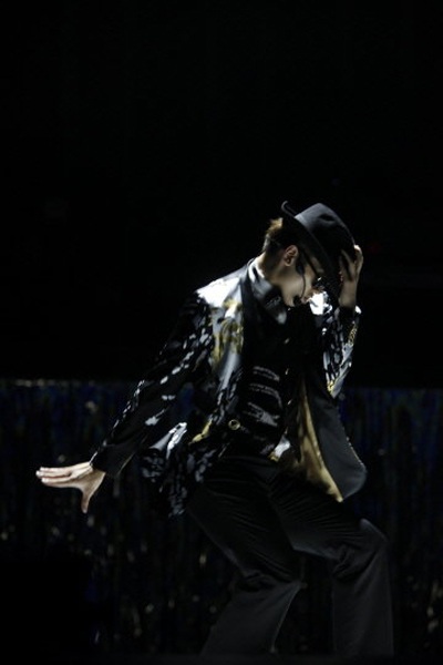 Bi (Rain) bị chấn thương đầu gối khi lưu diễn tại Nhật - 2 Bi (Rain) bị chấn thương đầu gối khi lưu diễn tại Nhật - 2