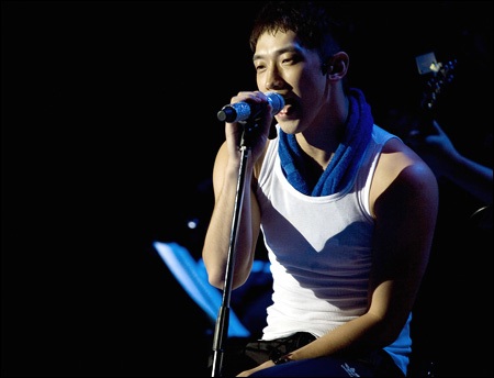 Bi (Rain) bị chấn thương đầu gối khi lưu diễn tại Nhật - 1 Bi (Rain) bị chấn thương đầu gối khi lưu diễn tại Nhật - 1