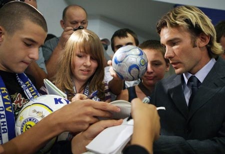 Vừa hồi hương, Shevchenko đã kịp “nổ súng”  - 2