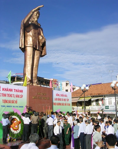 Khánh thành tượng đài Bác Hồ bên bến Ninh Kiều - 2 Khánh thành tượng đài Bác Hồ bên bến Ninh Kiều - 2