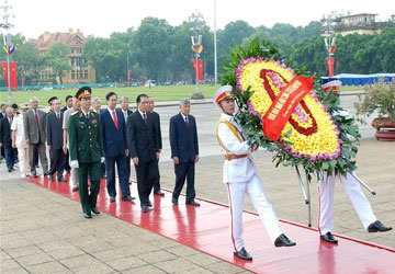 Hồ Chí Minh - con người của những quyết định lịch sử - 2 Hồ Chí Minh - con người của những quyết định lịch sử - 2