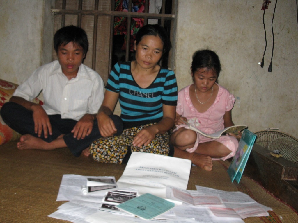 Khốn cùng gia cảnh mẹ goá, con côi  - 2