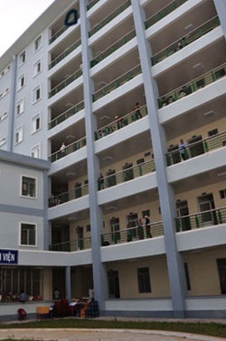 Một bệnh nhân rơi từ tầng 7 xuống đất - 1 Một bệnh nhân rơi từ tầng 7 xuống đất - 1