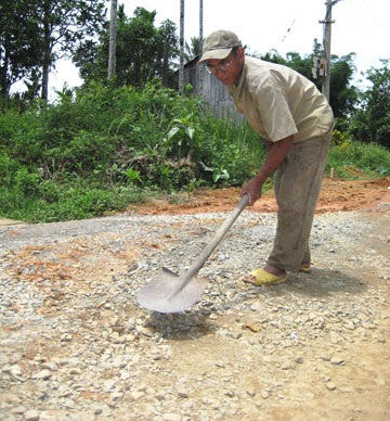 3 năm cần mẫn chở đá vá đường - 1 3 năm cần mẫn chở đá vá đường - 1