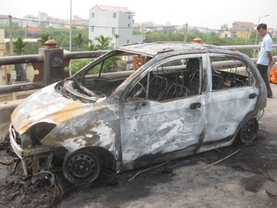 Xe Chevrolet bốc cháy trên cầu Thanh Trì - 1 Xe Chevrolet bốc cháy trên cầu Thanh Trì - 1