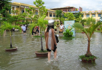 Chưa bao giờ Đà Nẵng ngập cao đến thế - 4 Chưa bao giờ Đà Nẵng ngập cao đến thế - 4