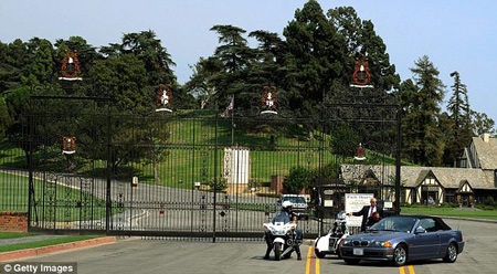 Tang lễ trầm buồn và xúc động của Michael Jackson - 1