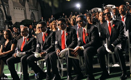 Tang lễ trầm buồn và xúc động của Michael Jackson - 10