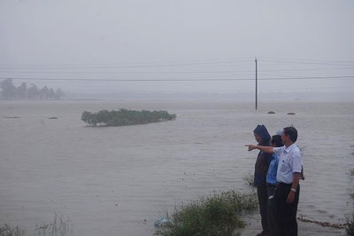 Hàng chục tỷ đồng trôi theo mưa lớn - 3