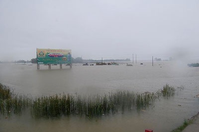 Hàng chục tỷ đồng trôi theo mưa lớn - 2