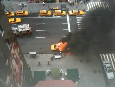 Taxi bốc cháy ngùn ngụt gần Quảng trường Thời đại - 1 Taxi bốc cháy ngùn ngụt gần Quảng trường Thời đại - 1