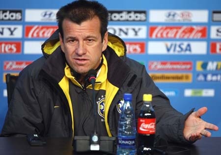 HLV Dunga: “Không cần phải kèm Messi” - 1