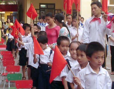 Những học sinh dự khai giảng bằng “tay” - 3 Những học sinh dự khai giảng bằng “tay” - 3