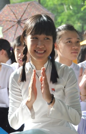 Nữ sinh Chu Văn An xinh xinh trong nắng khai trường - 4 Nữ sinh Chu Văn An xinh xinh trong nắng khai trường - 4