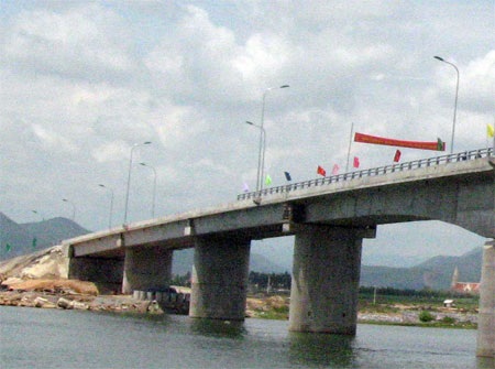 Chưa khánh thành, cầu Quảng Hải đã nứt - 2 Chưa khánh thành, cầu Quảng Hải đã nứt - 2