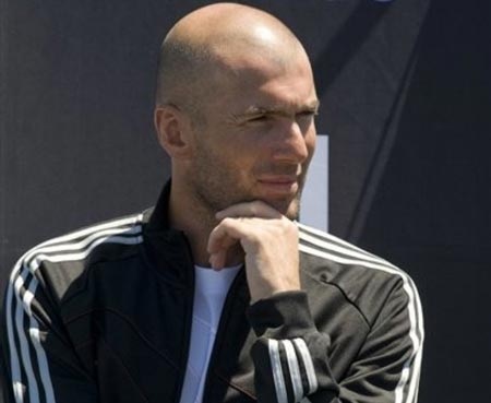 Cựu danh thủ Zidane trổ tài đánh billard  - 1