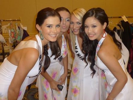 Người đẹp Nga và Singapore kết thân sau cuộc thi HHHV - 1 Người đẹp Nga và Singapore kết thân sau cuộc thi HHHV - 1