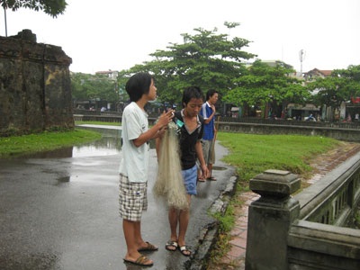 Rủ nhau kéo cá ngày mưa - 8 Rủ nhau kéo cá ngày mưa - 8