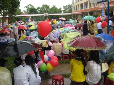 Khai giảng trong màn mưa - 3 Khai giảng trong màn mưa - 3