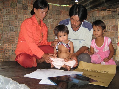 Xin cho cháu Trâm một con đường sống - 1 Xin cho cháu Trâm một con đường sống - 1