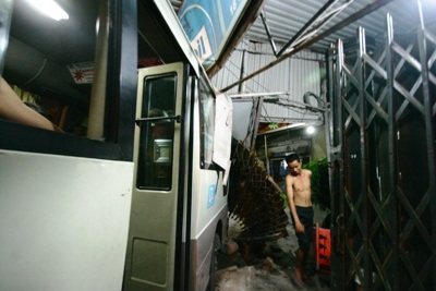 Tàu hỏa đâm ô tô “dúi đầu” vào nhà dân - 1