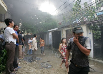 Cháy lớn tại khu chung cư trên phố Hào Nam - 1