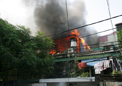 Cháy lớn tại khu chung cư trên phố Hào Nam - 2