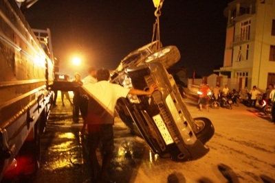 Xe Captiva lao xuống hồ Tây trong đêm tối - 1 Xe Captiva lao xuống hồ Tây trong đêm tối - 1