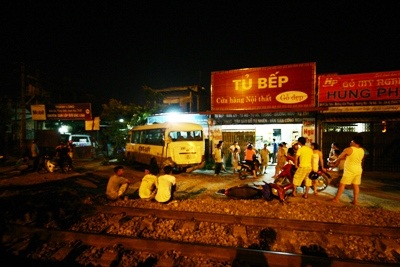 Tàu hỏa đâm ô tô “dúi đầu” vào nhà dân - 2