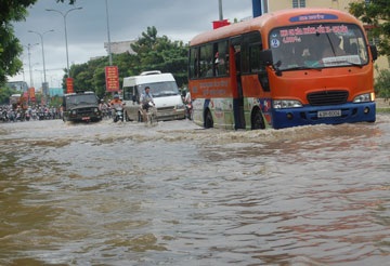 Mưa lớn, Đà Nẵng lại ngập chìm trong nước - 1 Mưa lớn, Đà Nẵng lại ngập chìm trong nước - 1