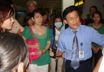 Hành khách phản ứng dữ dội vì máy bay Vietnam Airlines gặp sự cố - 1