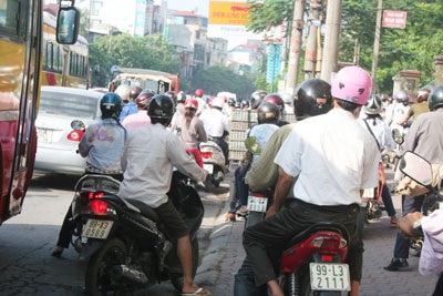 Lại “bùng nổ” kẹt xe sáng đầu tuần  - 3