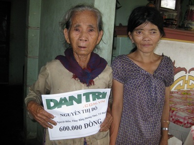 Quà nhân ái tiếp tục đến với người mẹ 84 tuổi nuôi con tâm thần - 1 Quà nhân ái tiếp tục đến với người mẹ 84 tuổi nuôi con tâm thần - 1