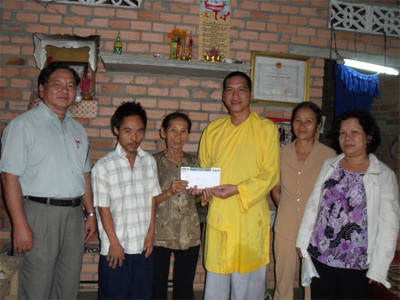 Hơn 7 triệu đồng đến với “Mẹ già 72 tuổi nhịn đói, nhường cơm cho con” - 1 Hơn 7 triệu đồng đến với “Mẹ già 72 tuổi nhịn đói, nhường cơm cho con” - 1