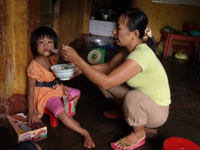 Gặp lại cô bé bị mẹ chém đứt gân chân - 1