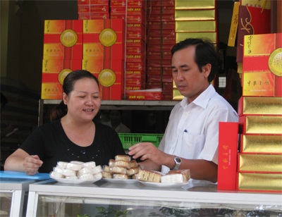 Bánh trung thu “đội” thêm hạn sử dụng - 1 Bánh trung thu “đội” thêm hạn sử dụng - 1