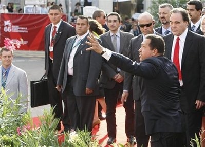 Tổng thống Chavez “tỏa sáng” trên thảm đỏ Liên hoan phim Venice - 4 Tổng thống Chavez “tỏa sáng” trên thảm đỏ Liên hoan phim Venice - 4