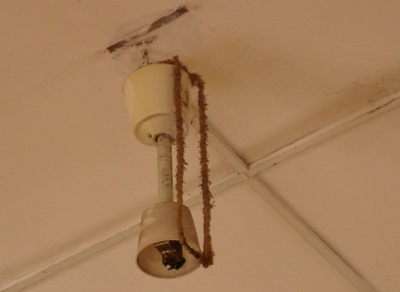 Quạt trần rơi trúng đầu bí thư lớp 12 - 1 Quạt trần rơi trúng đầu bí thư lớp 12 - 1