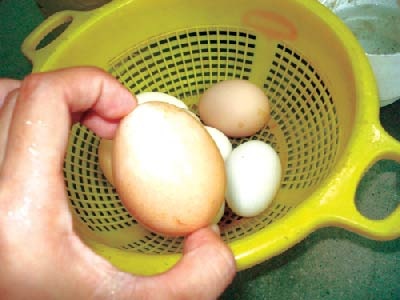 Trứng gà Trung Quốc “biến” thành trứng gà ta nhờ axit - 2 Trứng gà Trung Quốc “biến” thành trứng gà ta nhờ axit - 2
